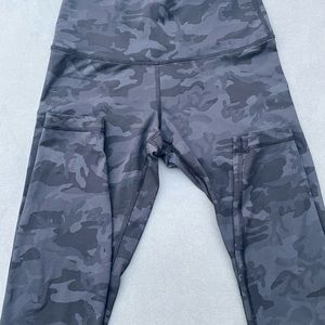🔴Lululemon Size 8 black wonderunders camo leggings